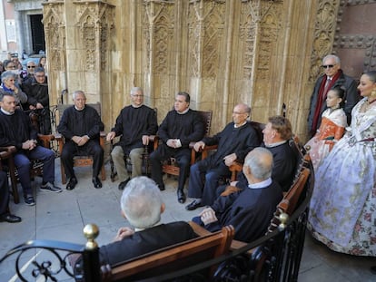 El Tribunal de las Aguas de Valencia, con el alcalde Joan Rib&oacute;, y las falleras mayores en el acto de hermanamiento de este jueves.