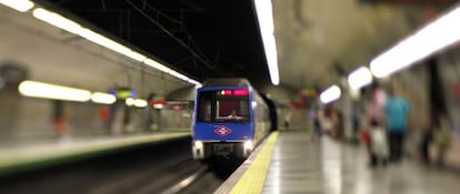 Un tren entra en una estación de Metro.