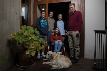 La familia Serrano Llábres en la puerta de su domicilio en Villanueva de la Cañada. En la imagen, de izquierda a derecha, Javi, Juan, Leticia, Irene (de pie) y Javier.  Foto: Víctor Sainz