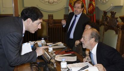 El alcalde de Valladolid conversa con el portavoz del PP en el Ayuntamiento de Valladolid.