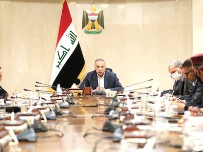 El primer ministro iraquí, Mustafa al Kadhimi, durante una reunión con jefes de seguridad, tras el intento de asesinato, este domingo.