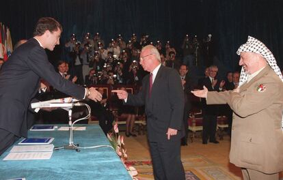 El ex primer ministro de Israel Isaac Rabin, junto a Yaser Arafat, recoge el Premio Príncipe de Asturias de Cooperación Internacional de manos de don Felipe.