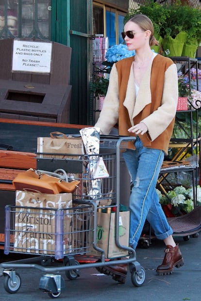 No hay look que mejor describa el día a día de la actriz que este con el que recientemente la hemos visto en una jornada de compras. Cazadora de ante, vaqueros boyfriend y botas de Prada.