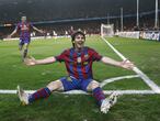  Messi (en primer término), del Barcelona, celebra uno de los cuatro goles de su equipo, todos marcados por él, mientras su compañero Pedro, acude a felicitarle, durante la disputa del partido de vuelta de cuartos de final de la Liga de Campeones de fútbol, entre Barcelona -Arsenal en 2010.