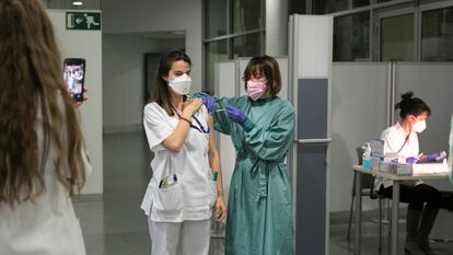Health workers at Sant Pau hospital in Barcelona are vaccinated against the coronavirus. 