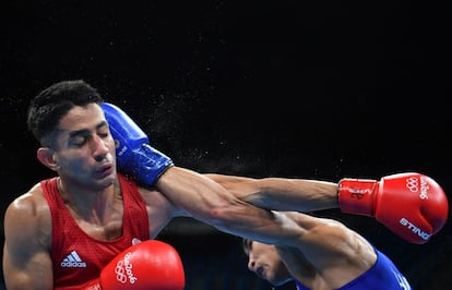 O britânico Qais Ashfaq atinge o tailandês Chatchai Butdee na competição de boxe até 56 kg masculino.