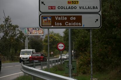 En la entrada al monumento ya se ha cambiado el nombre, pero en la carretera sigue el anterior: Valle de los Caídos. 