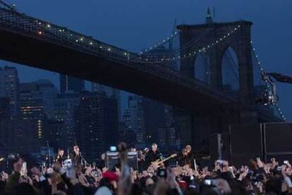 El grupo acta por sorpresa en las calles de Nueva York.