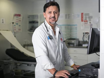 El doctor Sánchez en una consulta del CAP de Roses