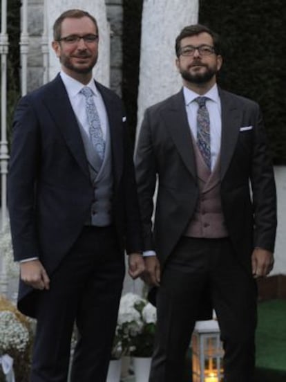 Javier Maroto y su esposo.