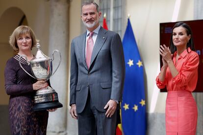 Los reyes Felipe VI y Letizia entregan el Premio Nacional del Deporte de 2021 a Ángela Rodríguez, madre de Jon Rahm, en representación del golfista, este martes en Madrid.
