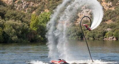 Alberto Leceta, de FlyBoard Madrid, en plena acrobacia ('backflip').