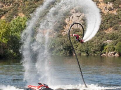 Alberto Leceta, de FlyBoard Madrid, en plena acrobacia ('backflip').