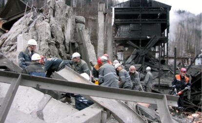 Trabajadores de rescate en la mina de carbón Raspádskaya, en la región siberiana de Kémerovo, donde decenas de personas continúan atrapadas en su interior después de dos explosiones.