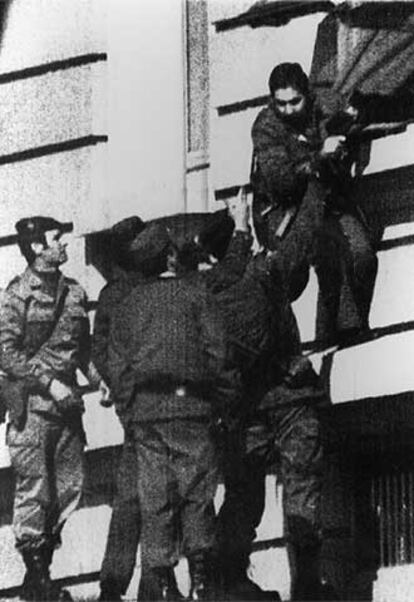 Guardias civiles saltan por una ventana para abandonar el Congreso.