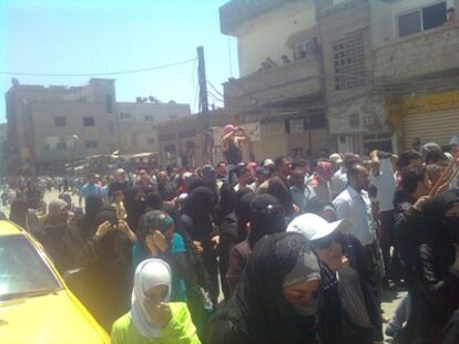 Manifestantes protestan contra el régimen sirio en Damasco, tras el rezo del viernes.