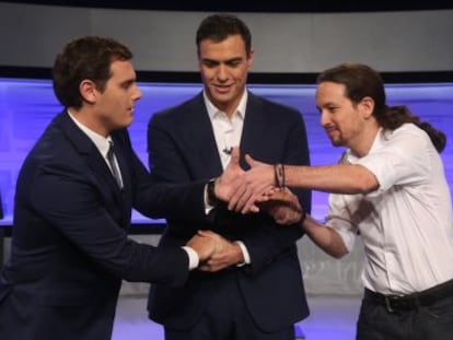 Los candidatos de Ciudadanos, PSOE y Podemos se dan la mano antes del debate.
