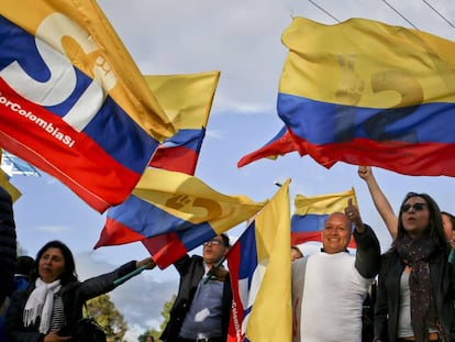 Colombianos comemoram o acordo de paz com as FARC.