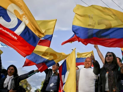 Colombianos comemoram o acordo de paz com as FARC.