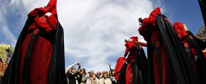 Procesión de La Soledad a su paso por la Puerta del Sol.