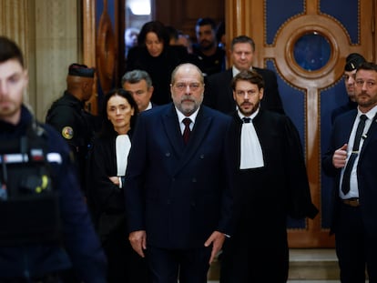Éric Dupond-Moretti, ministro de Justicia de Francia, en el centro, abandona este miércoles el Tribunal de Justicia de la República, en París, después de ser declarado no culpable.