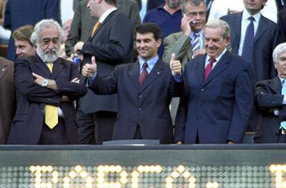 Laporta, entre el secretario de Deportes de la Generalitat, Josep Maldonado, y el hasta ayer presidente de la gestora del Barça, Joan Trayter.