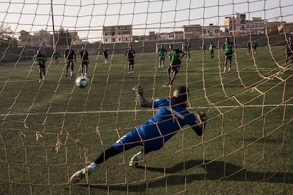 Partidillo de entrenamiento entre juveniles y séniors del Espoirs de Guediawaye. 
