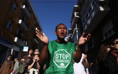 Un activista en el desahucio de Asunción, en la calle Siena de la capital.