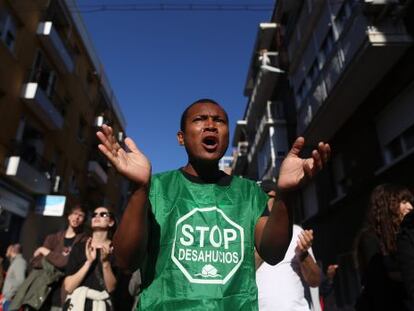 Un activista en el desahucio de Asunción, en la calle Siena de la capital.