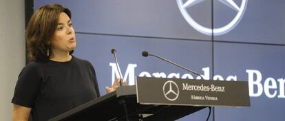 La vicepresidenta del Gobierno, Soraya Sáenz de Santamaría, este martes, en una visita a la planta de Mercedes en Vitoria.