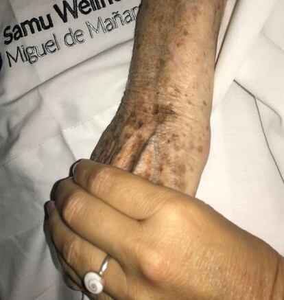 Isabel García Mateo sujeta la mano de su madre, en una foto facilitada por la autora. 