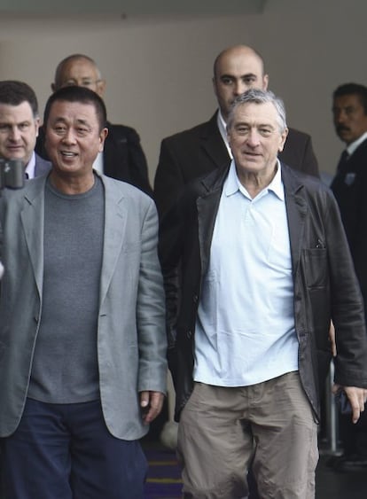 Robert de Niro ha inaugurado junto a su socio, el conocido chef japonés Nobuyuki Matsuhisa, un restaurante de la cadena Nobu en una zona exclusiva al oriente de la Ciudad de México. Este local se suma a una veintena de restaurantes repartidos por todo el mundo. Nobuyuki, socio del actor desde 1994, ha garantizado que el menú que se ofrecerá en México será de la misma calidad que en otras ciudades del mundo, aunque se fusionará la cocina tradicional japonesa con algunos ingredientes de la comida mexicana como el chile jalapeño.