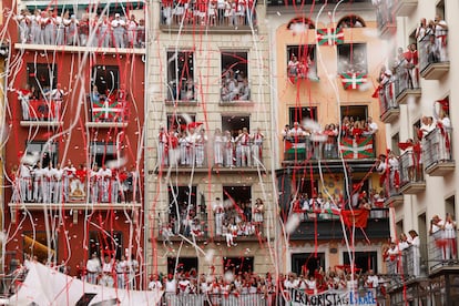 Ambiente en los balcones de la Plaza Consistorial de Pamplona.