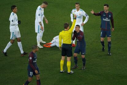 El mediocentro italiano del PSG, Marco Verratti, protesta al árbitro, Felix Brych, la amarilla que recibió por una falta a Casemiro. 