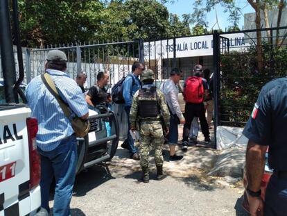 Los cuatro soldados detenidos son ingresados a las instalaciones de la Fiscalía de Salina Cruz, en Chiapas.