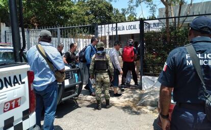 Los cuatro soldados detenidos son ingresados a las instalaciones de la Fiscalía de Salina Cruz, en Chiapas.