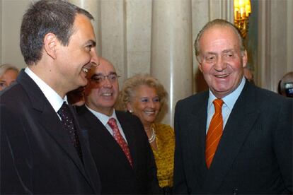 El rey Juan Carlos bromea con el presidente del Gobierno, José Luis Rodríguez Zapatero, tras el bautizo de la hija de los Príncipes de Asturias, la infanta Leonor.