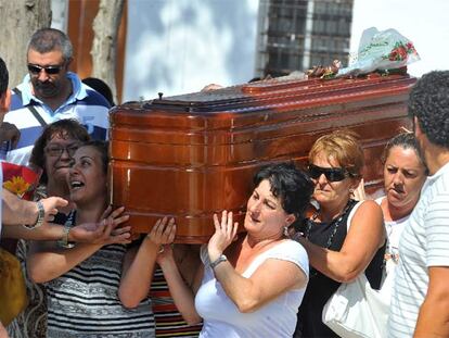 Entierro de la mujer quemada viva en La Línea
