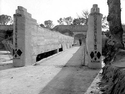 Imagen de 1939 del puente de hormigón y la pasarela de madera en la colección Deschamps.