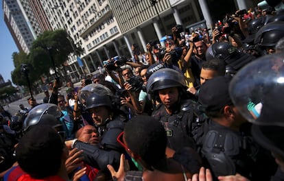 No Rio de Janeiro, um manifestante vestido de Homem-Aranha foi detido durante o Grito dos Excluídos, no centro do Rio.