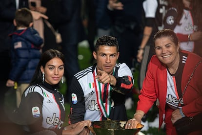 Cristiano Ronaldo, Georgina Rodriguez y Maria Dolores dos Santos Aveiro, el 19 de mayo de 2019 en Turín.