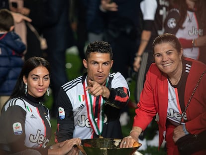 Cristiano Ronaldo, Georgina Rodriguez y Maria Dolores dos Santos Aveiro, el 19 de mayo de 2019 en Turín.