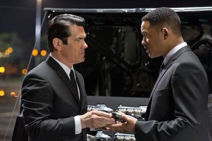 Josh Brolin (l) and Will Smith in MIB3.