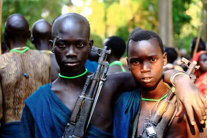 Jóvenes kachipos con sus kalashnikovs.