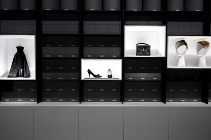 Sala dedicada al archivo de complementos de Dior.