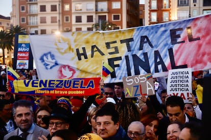 Decenas de personas durante la concentracin contra el rgimen de Nicols Maduro este jueves en Mlaga.