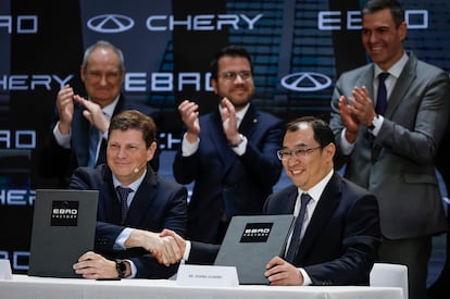 El consejero delegado de Ebro, Pedro Calef, y el vicepresidente de Chery International, Zhang Guibing, en la firma del acuerdo este viernes.