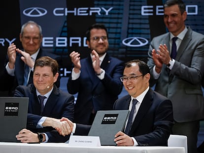 El consejero delegado de Ebro, Pedro Calef, y el vicepresidente de Chery International, Zhang Guibing, en la firma del acuerdo este viernes.