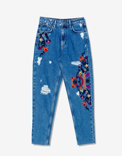 Pantalón con motivos florales, de Pull and Bear (35,99 euros).