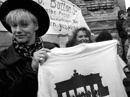 Una joven vende camisetas conmemorativas de la caída del Muro.